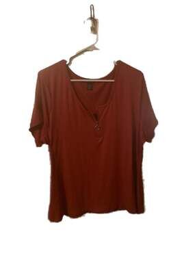 Justify Plus Size 3X Short Sleeve Zip Neck Henley Top in Rust